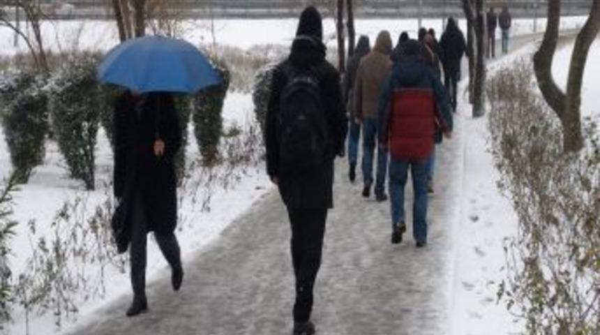 Kar, İstanbul&rsquo;u beyaza b&uuml;r&uuml;d&uuml;