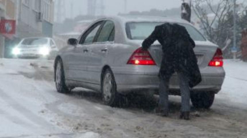 Karlı yollarda &ccedil;ok sayıda ara&ccedil; kayarak ilerledi