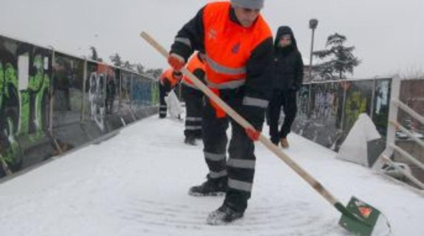 Belediye ekipleri yayalar kar temizleme çalışmalarını sürdürüyor