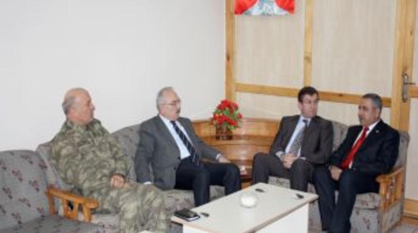 Vali Yenig&uuml;n: &Ouml;zg&uuml;rce yaşamamızı gazi ve şehitlerimize bor&ccedil;luyuz