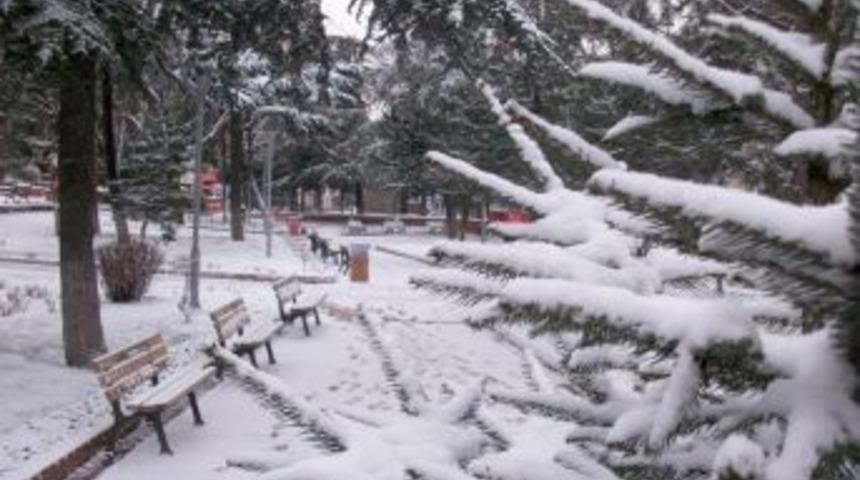 Kar, &Ccedil;orlu&rsquo;yu beyaza b&uuml;r&uuml;d&uuml;