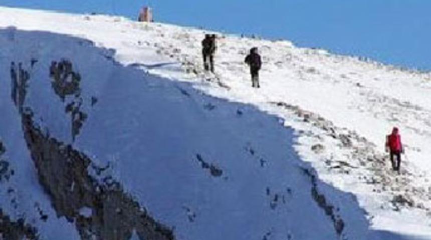 Sigara i&ccedil;en &ouml;ğrencilerini dağda bıraktı