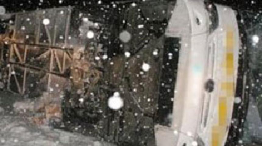 Yolcu otob&uuml;s&uuml; devrildi; 1 &ouml;l&uuml;, 34 yaralı