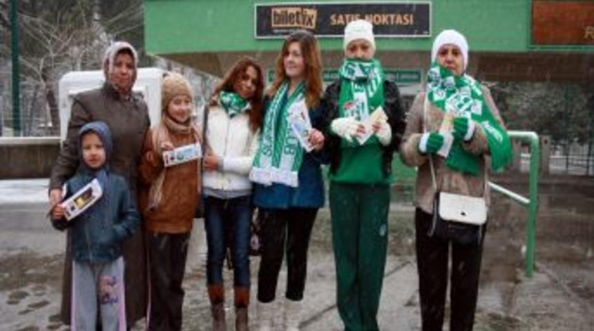 Bursasporlu kadın ve &ccedil;ocukların takım sevgisi, kar dinlemedi