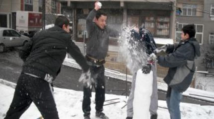 İstanbul'da çocukların kar sevinci