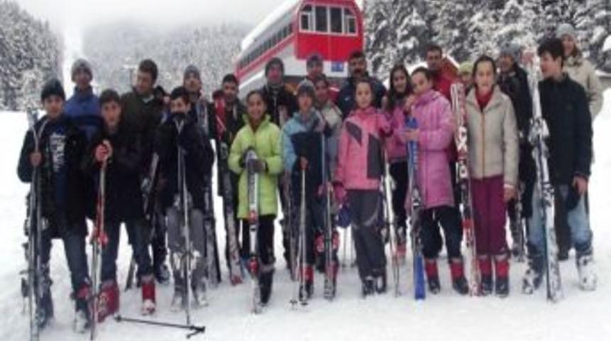 &Ouml;ğrenciler Ilgaz'da Kayak yapmayı &ouml;ğreniyor