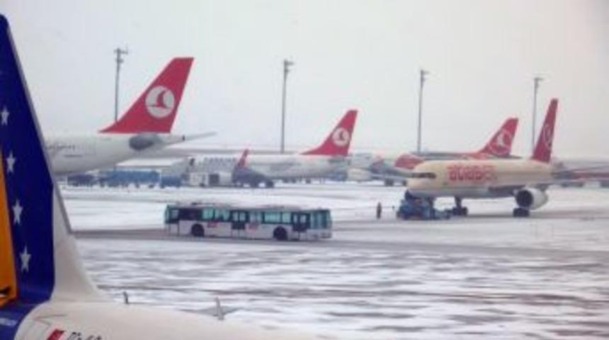Kar yağışı, Atat&uuml;rk Havalimanı'ndaki u&ccedil;ak ve ara&ccedil; trafiğini artırdı