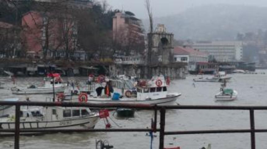 Dev dalgalar kıyıları d&ouml;vd&uuml;