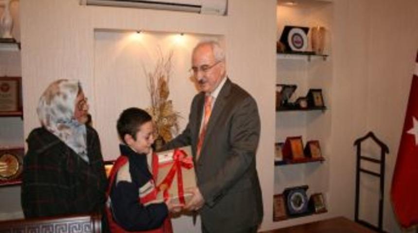 Cumhurbaşkanı G&uuml;l&rsquo;den Niğdeli k&uuml;&ccedil;&uuml;k Salih'e diz&uuml;st&uuml; bilgisayar