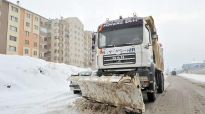 Ankara'da karla m&uuml;cadele &ccedil;alışmaları s&uuml;r&uuml;yor