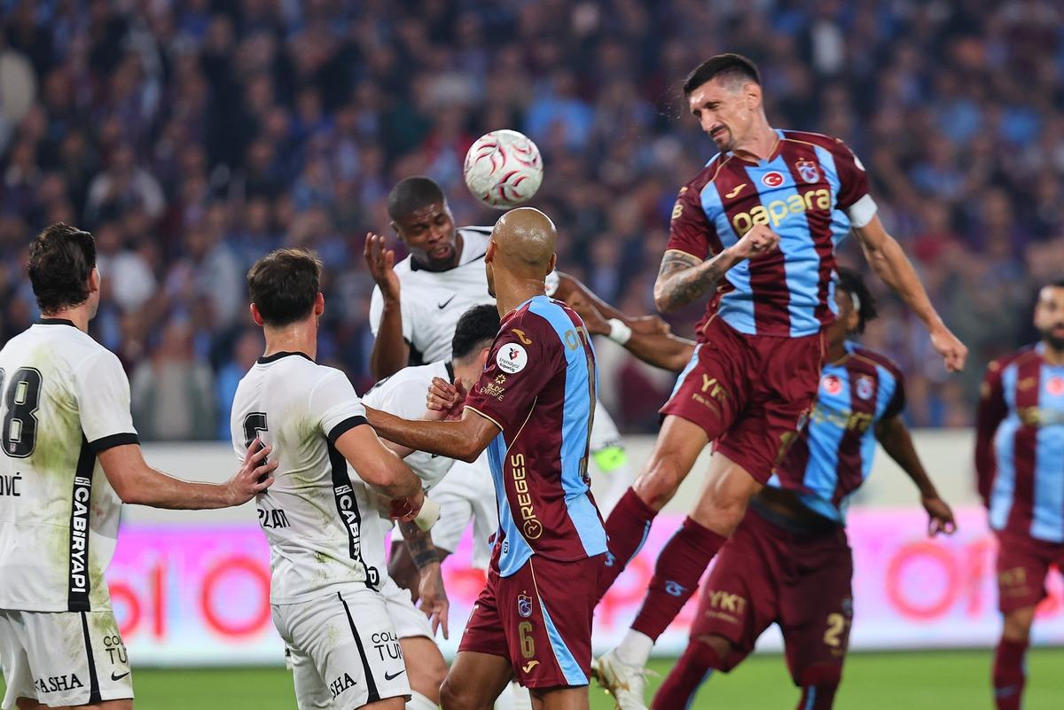 Trabzonspor dan Beşiktaş a geçit yok! Derbi zaferi 2 golle geldi 3