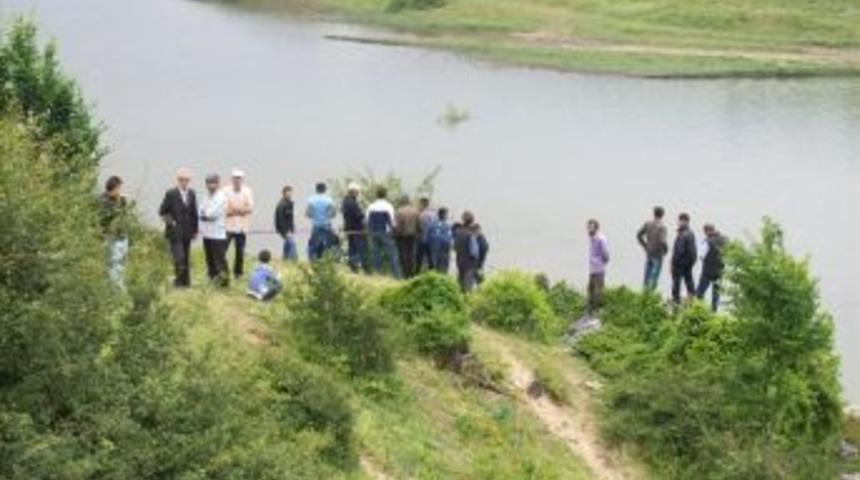 Serinlemek i&ccedil;in girdiği g&ouml;lette boğuldu