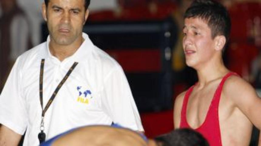 Bursalı g&uuml;reş&ccedil;iler 'Avrupa Şampiyonu' oldu