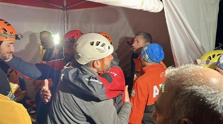 Isparta'da kanyonda mahsur kalan 10 İHH g&ouml;n&uuml;ll&uuml;s&uuml; kurtarıldı