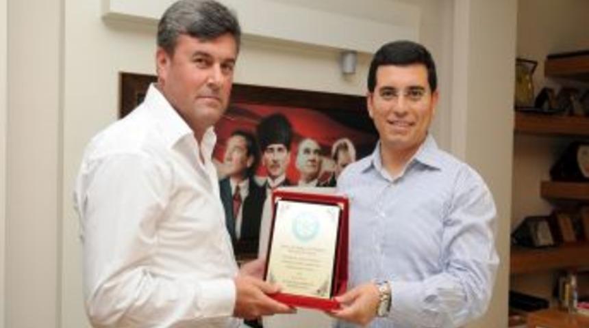 Memurlardan Belediye Başkanı T&uuml;t&uuml;nc&uuml;'ye teşekk&uuml;r plaketi