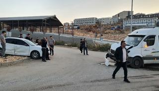Adıyaman'da minib&uuml;s ile otomobil &ccedil;arpıştı! 4 yaralı
