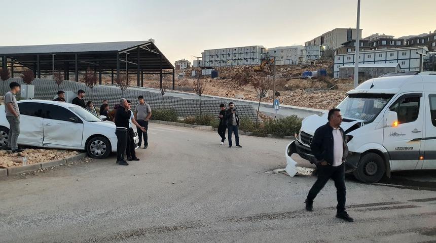Adıyaman'da minib&uuml;s ile otomobil &ccedil;arpıştı! 4 yaralı