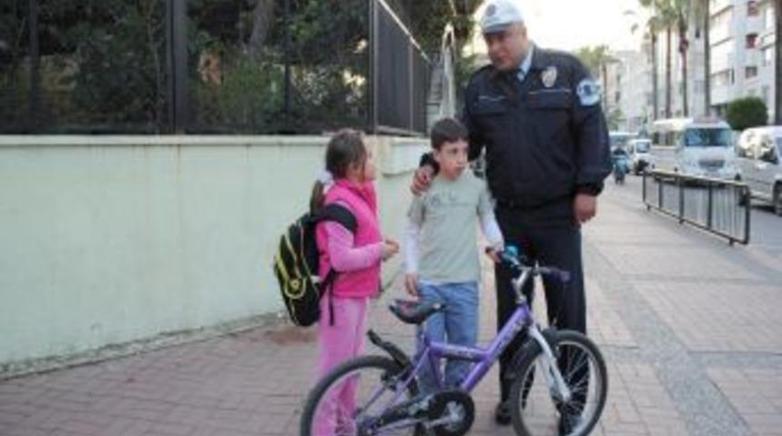 Emniyet, okul &ouml;nlerinden ge&ccedil;işlerde ara&ccedil; s&uuml;r&uuml;c&uuml;lerini uyardı
