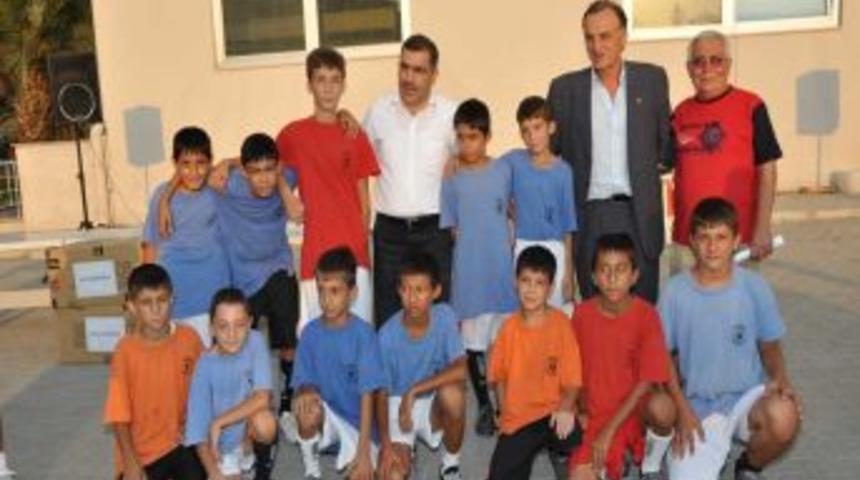 Yüreğir Belediyesinden amatör sporculara malzeme desteği