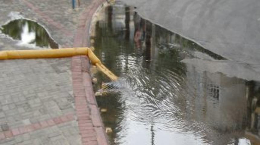 Alanya&rsquo;da etkili yağış: Yaklaşık 40 ev ve işyerine su bastı