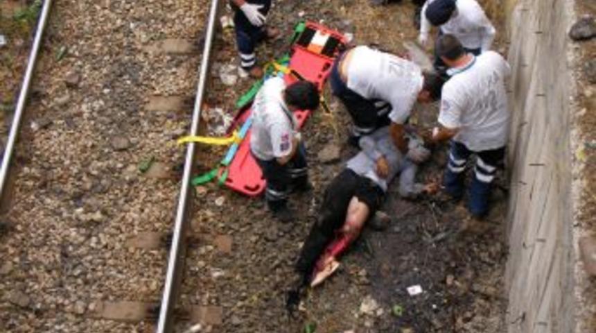 Madde bağımlısının ayaklarını lokomotif kopardı