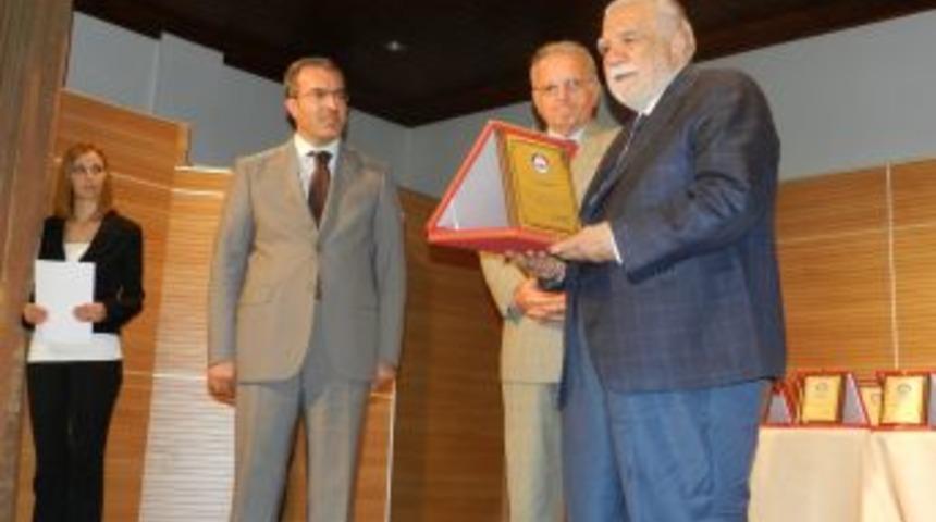 Nallıhan Meslek Y&uuml;ksek Okulu a&ccedil;ılmasına katkı sağlayanlara plaket