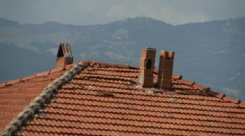 Damadın evinin bacasına ateş a&ccedil;makta ısrar eden kişi d&ouml;rt kişiyi vurdu