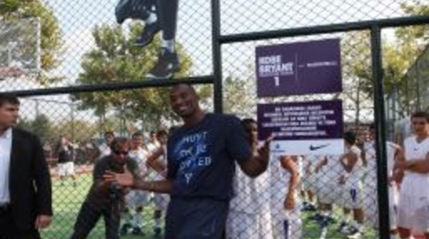 Kobe Bryant Caddebostan&rsquo;da basketbol sahası a&ccedil;ılışını yaptı