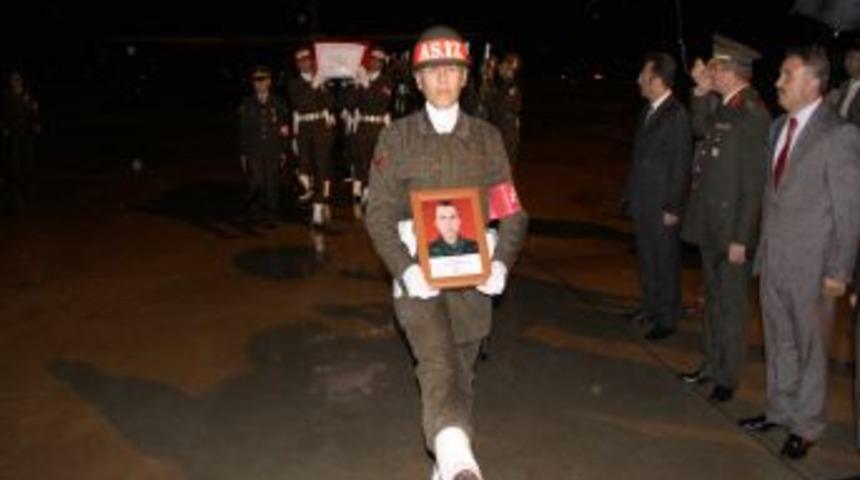 Şehit Er &Ouml;mer Dursun'un cenazesi Samsun&rsquo;a getirildi