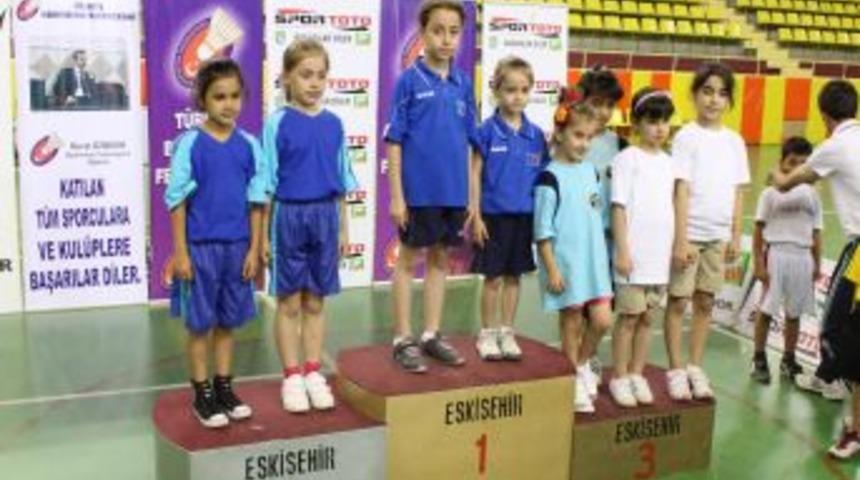 Yunus Emre Spor Kul&uuml;b&uuml; badmintonda T&uuml;rkiye &uuml;&ccedil;&uuml;nc&uuml;s&uuml; oldu