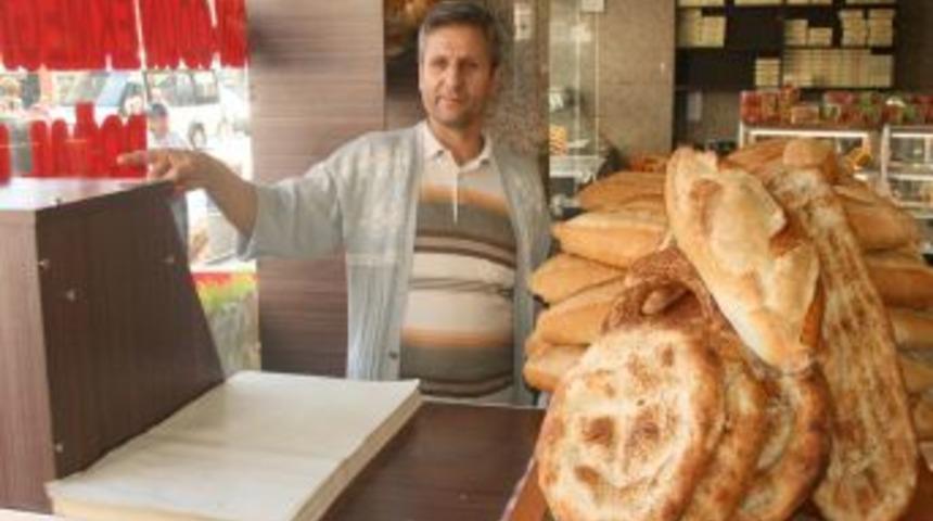 Su i&ccedil;mek i&ccedil;in girdiği fırından, Somali'ye yardım kutusu'nu &ccedil;aldı