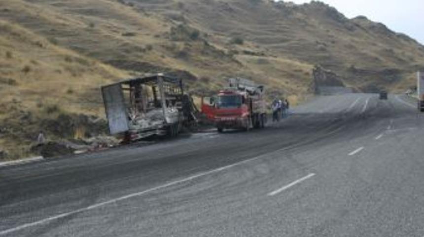 Yol kesen ter&ouml;ristler sebze y&uuml;kl&uuml; 2 TIR'I ateşe verdi