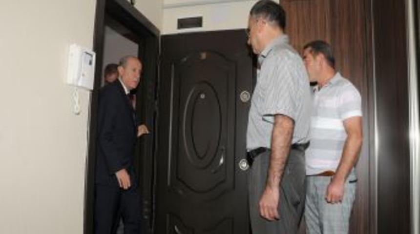 MHP lideri Bah&ccedil;eli, şehit polis Bayal&rsquo;ın babaevine taziyede bulundu