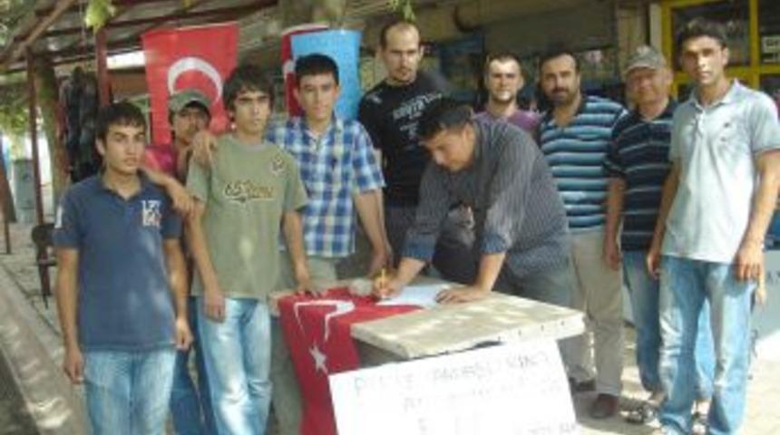 T&uuml;rkoğlu esnafı ter&ouml;re tepki i&ccedil;in imza kampanyası d&uuml;zenledi