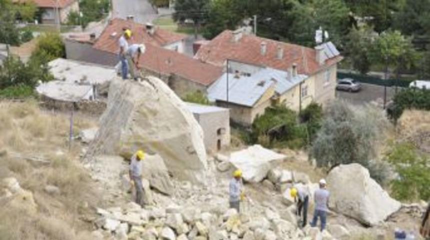 Kadı Kalesi'ndeki kaya k&uuml;tlelelerinin ıslahına başlandı