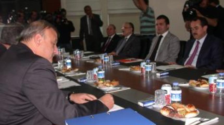 AK Parti heyeti, MHP Genel Merkezi'nde