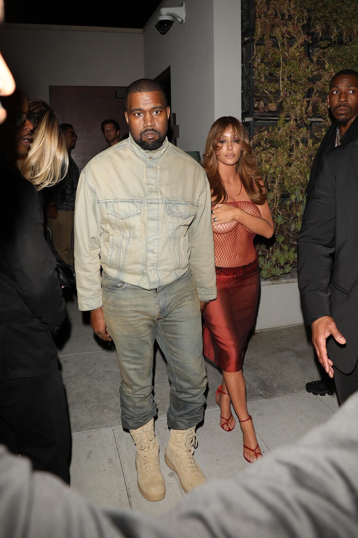 Kanye West in eşi Bianca Censori file giydi! Kameraları görünce eliyle kapadı 1