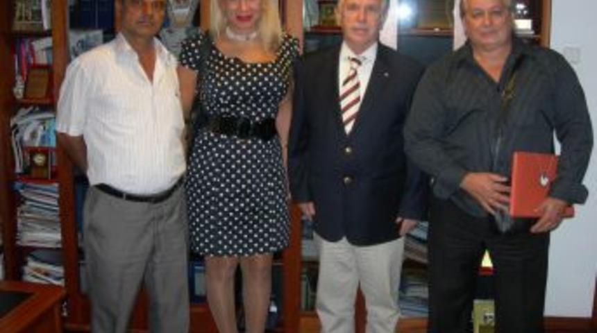 Makedonyalı bakan danışmanı İZTO'yu ziyaret etti