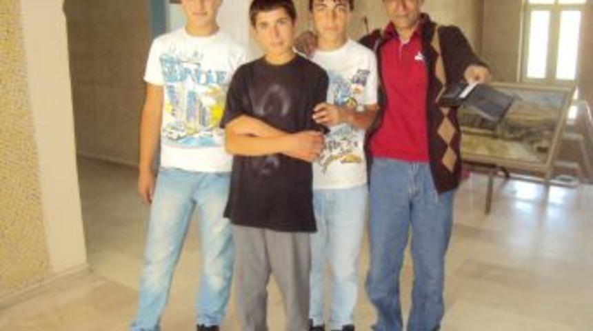 Buldukları c&uuml;zdanı sahibine ulaştıran &ouml;ğrenciler har&ccedil;lığı kaptı