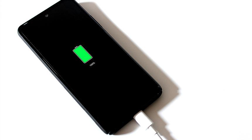 Telefonunu y&uuml;zde 100 şarj edenler dikkat! Uzmanlar doğru bilinen yanlışı a&ccedil;ıkladı