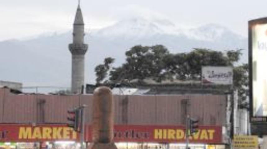 Erciyes Dağı&rsquo;na &uuml;&ccedil;&uuml;nc&uuml; kez kar yağdı