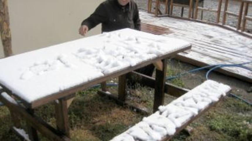 Erzurum'a mevsimin ilk karı yağdı