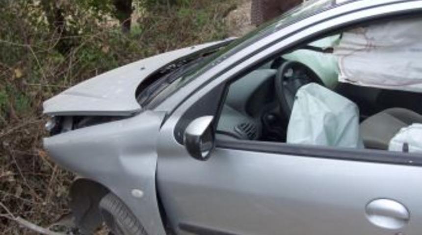 Otomobili ile 50 metreden aşağı d&uuml;şt&uuml;, burnu bile kanamadı