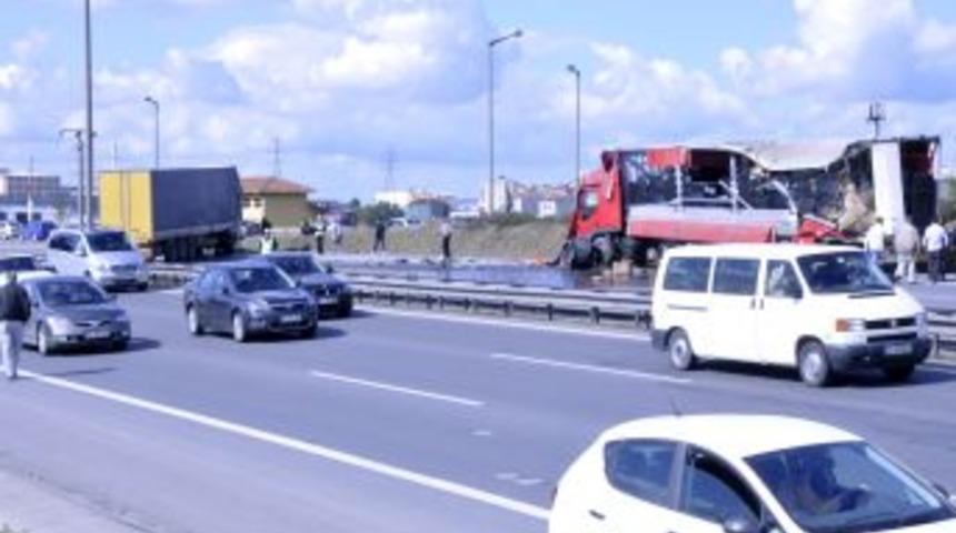 Kazaya karışan TIR'dan d&ouml;k&uuml;len mazot TEM'i kapattı