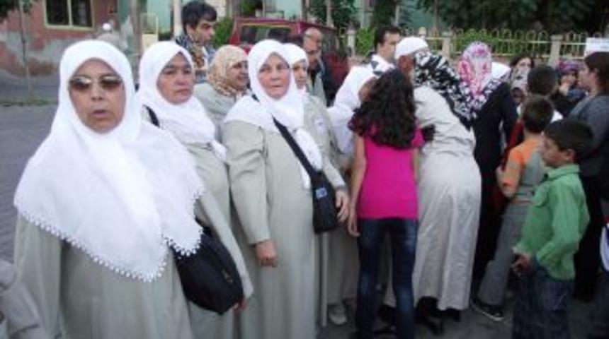 Edremit&rsquo;te hacı adayları dualarla kutsal topraklara uğurlandı