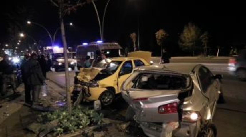 Ankara'da trafik kazaları: 2 &ouml;l&uuml;, 8 yaralı