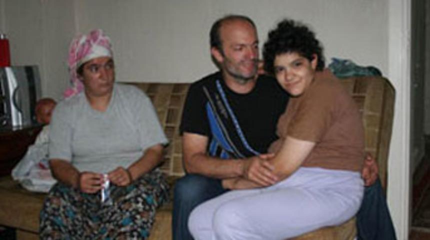 Epilepsi krizine girince herkesi d&ouml;v&uuml;yor