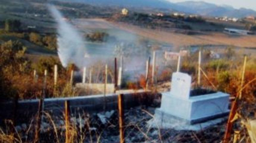 Kadirli&rsquo;de mezarlık yandı