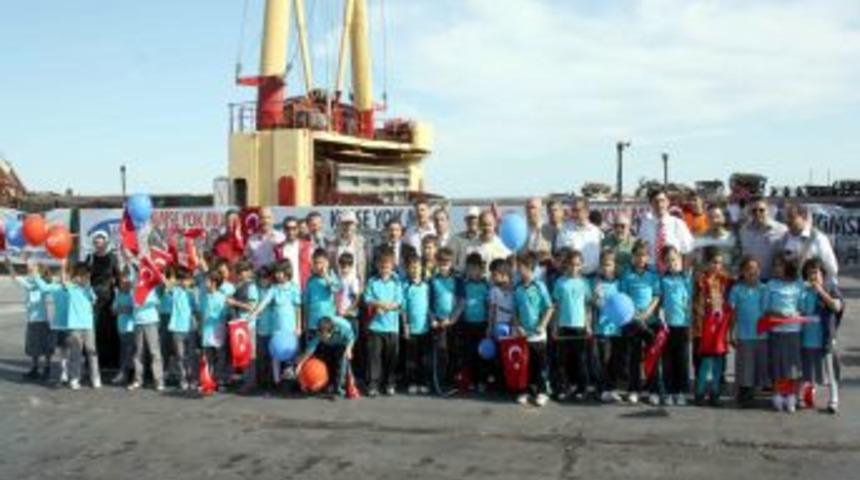 'İnsanlık &ouml;lmedi gemisi' 3 bin tonluk yardımı Somali'ye g&ouml;t&uuml;rd&uuml;