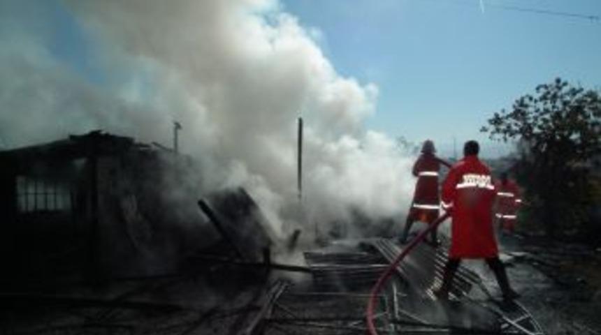 Yanan malzeme deposu kullanılamaz hale geldi